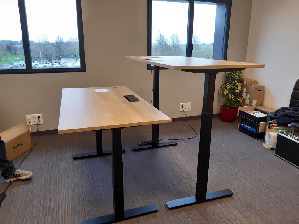 Aménagement professionnel au Havre 76 : création d’espaces modernes avec bureaux assis-debout et meubles de rangement