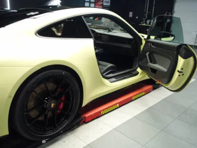 Film XPEL Stealth posé sur Porsche 992 GTS par Gloss Obsession pour un look unique à Lorient.