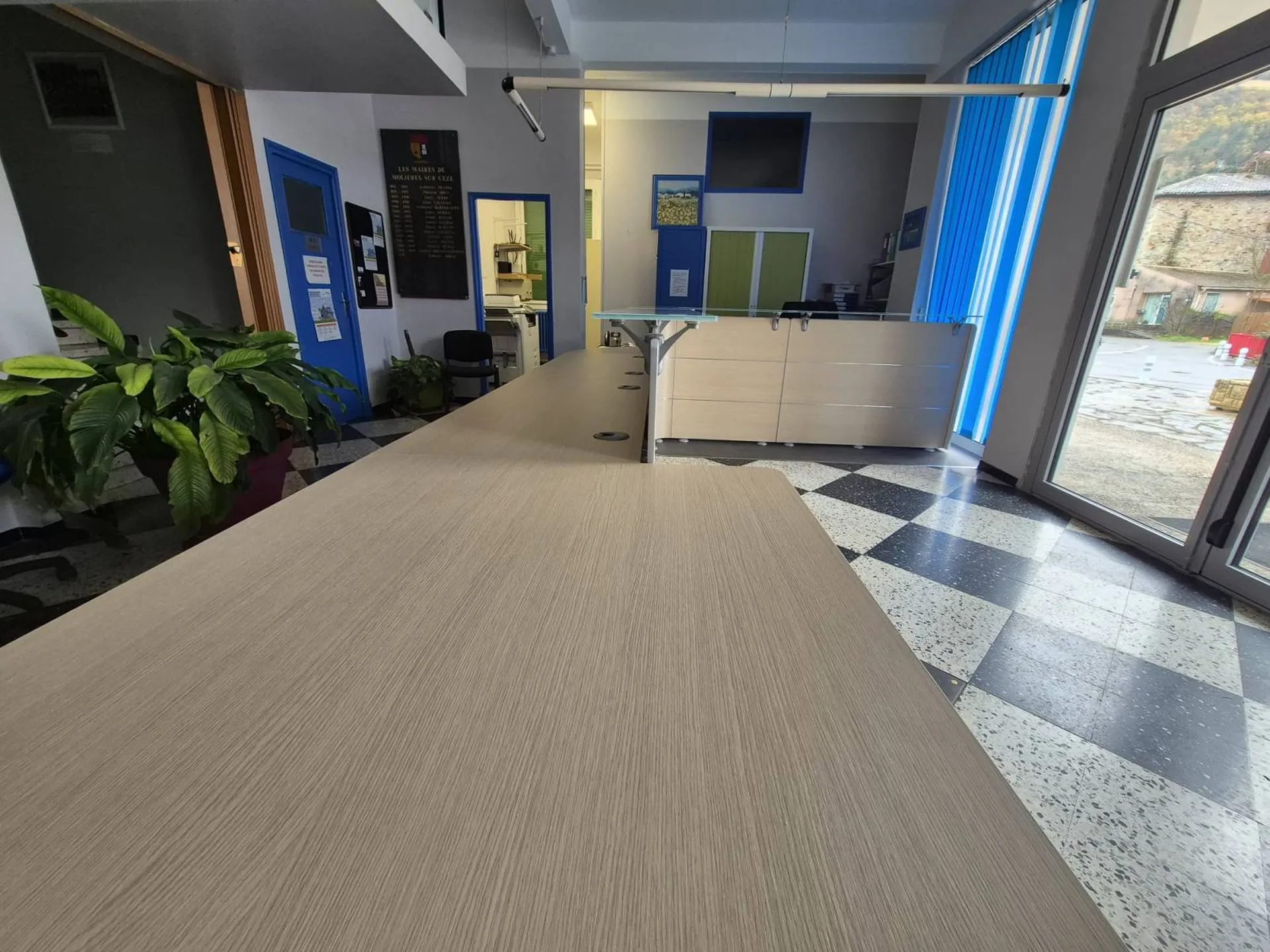 Mobilier d'accueil professionnel pour votre espace d'accueil à Nîmes