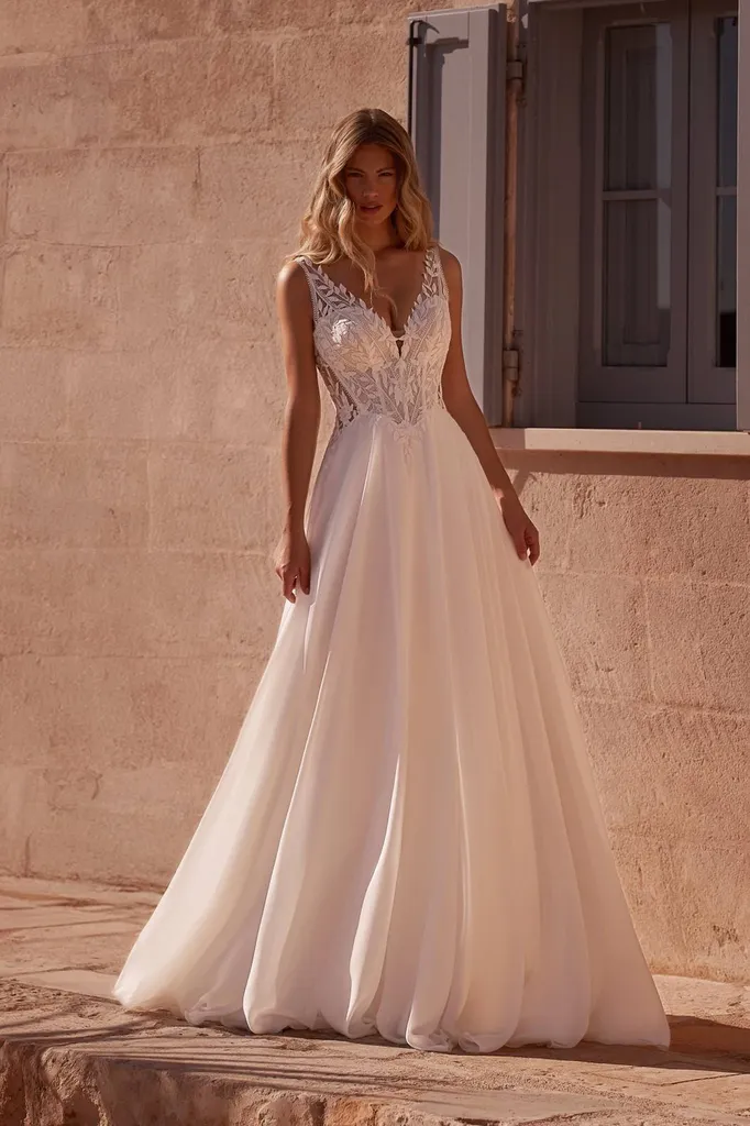 Robe de mariée fluide avec dentelle bohème dans le Sud de la France