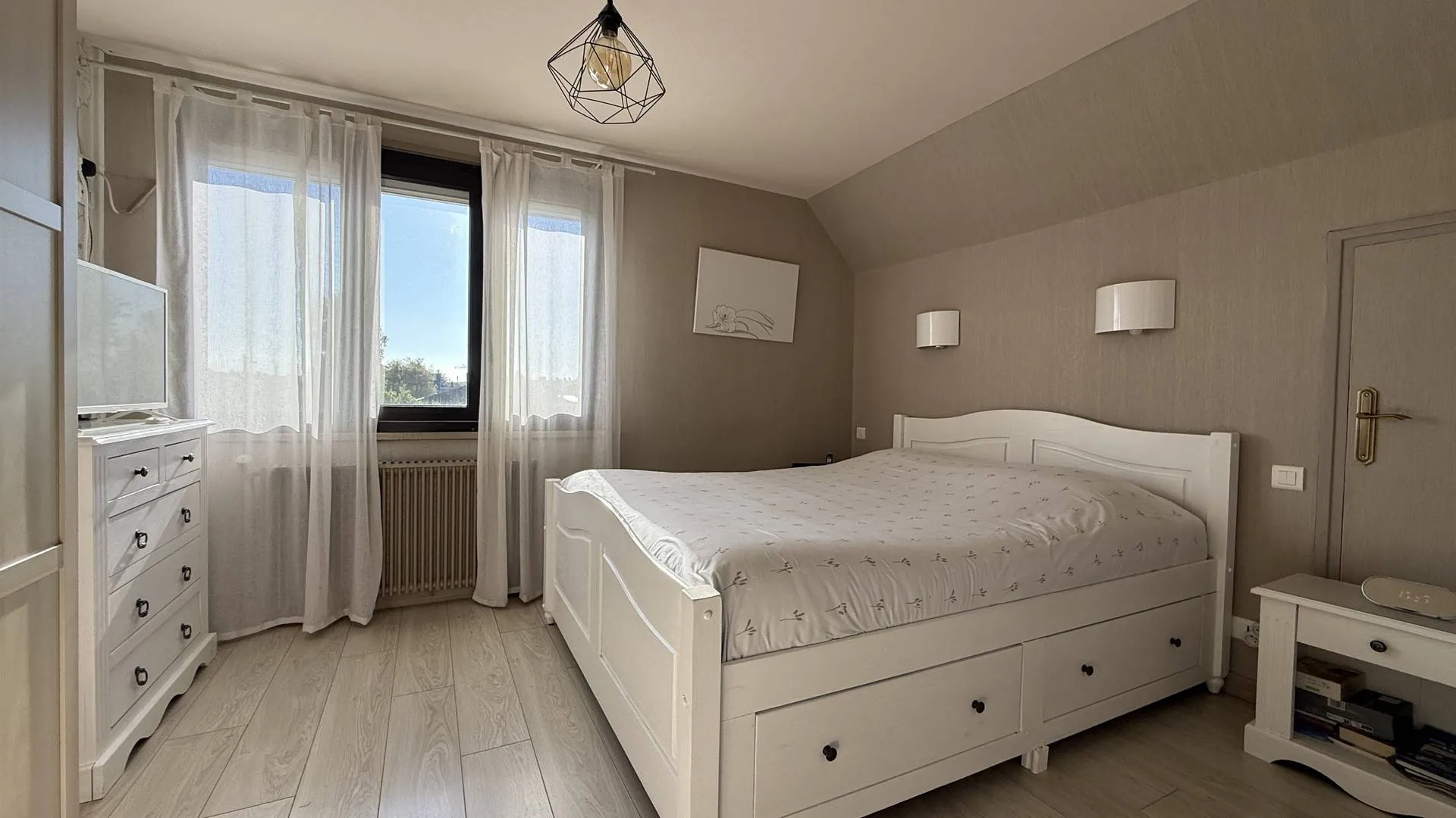 Maison avec sous-sol complet à vendre à Dieppe : stationnement, buanderie, chaufferie et cave fonctionnelle.