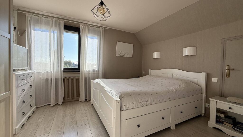 Maison avec sous-sol complet à vendre à Dieppe : stationnement, buanderie, chaufferie et cave fonctionnelle.