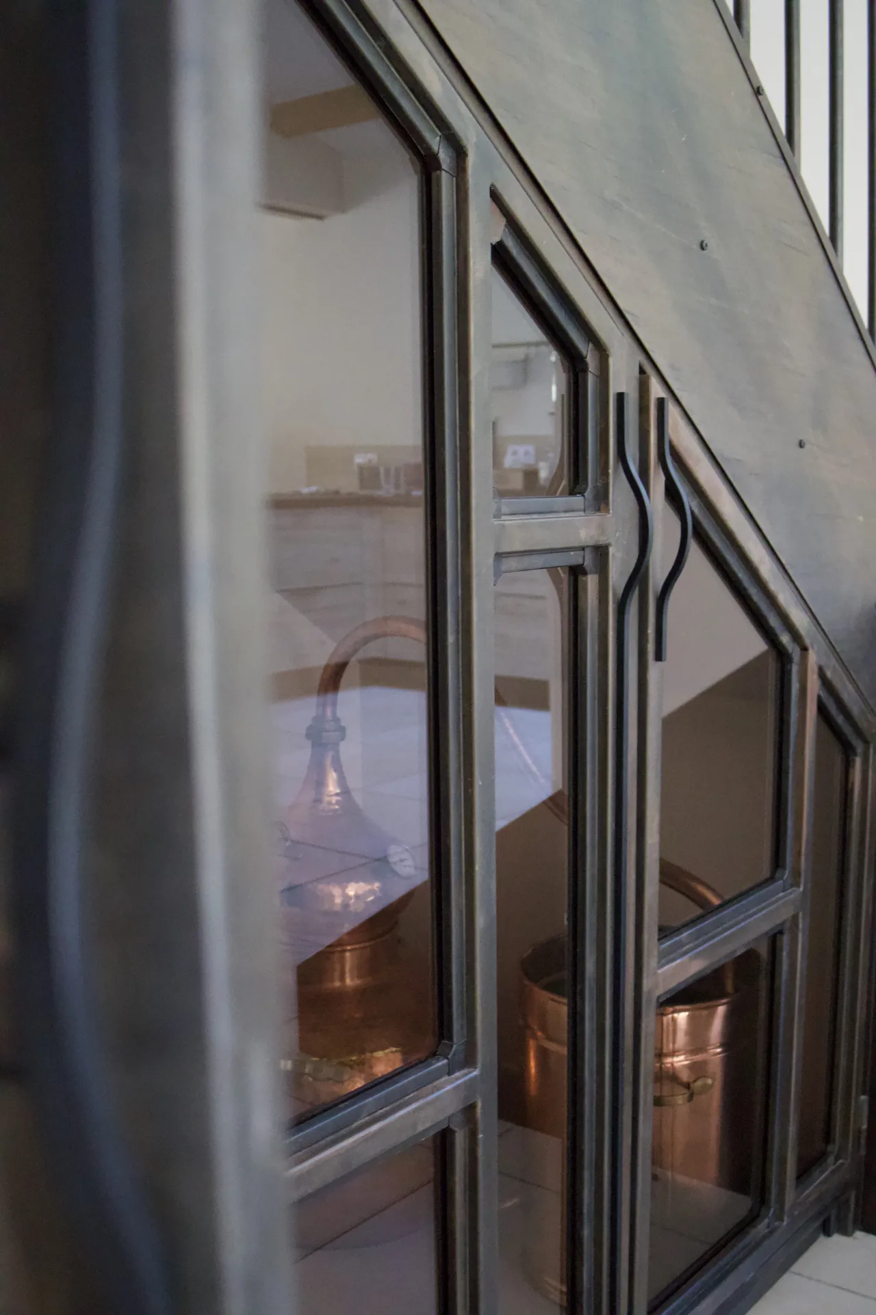 Cave à spiritueux sur mesure avec verrières métalliques dans le sud en Ardèche