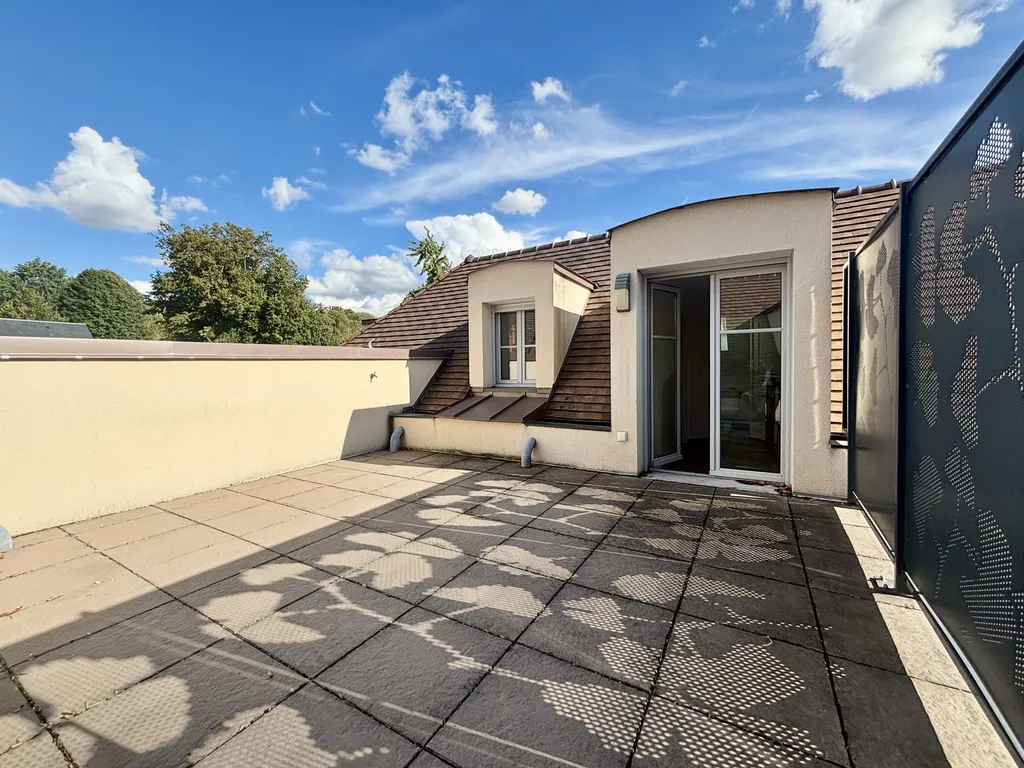 Joli duplex avec une grande terrasse et balcon situé dans environnement calme et aboré à l'Etang a Ville dans une résidence récente de standing