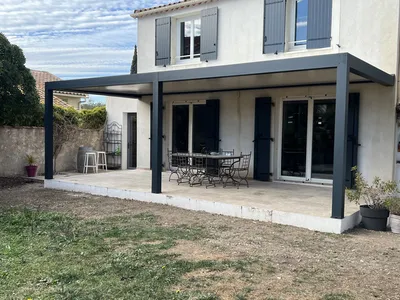 Grande pergola aluminium fixe avec panneaux Marseillan