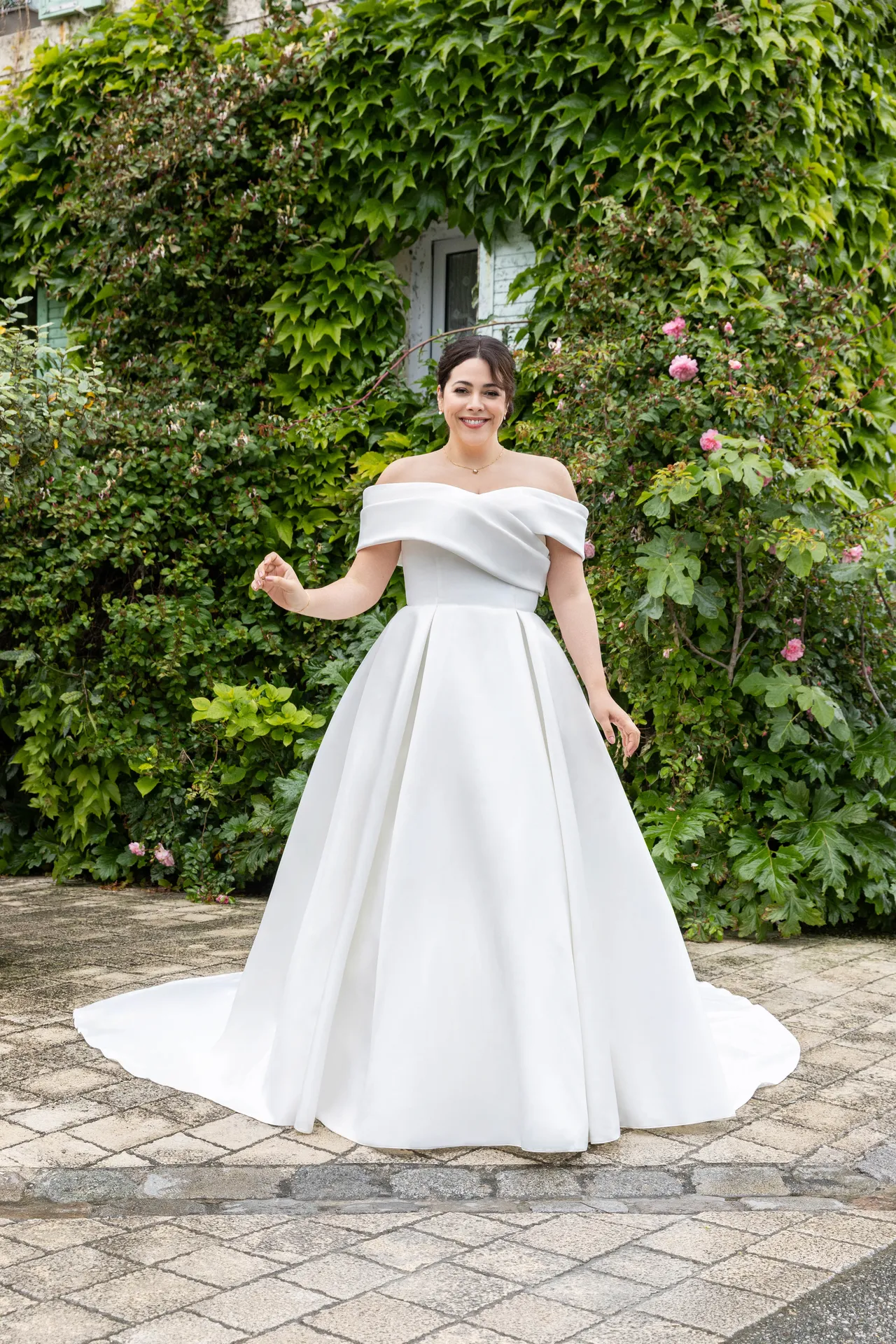 Pourquoi l'expertise technique de couturière et le travail en demi-mesure sont indissociables de votre future robe de mariée à Marseille