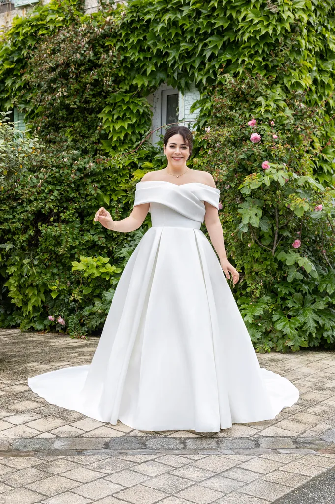 Pourquoi l'expertise technique de couturière et le travail en demi-mesure sont indissociables de votre future robe de mariée à Marseille