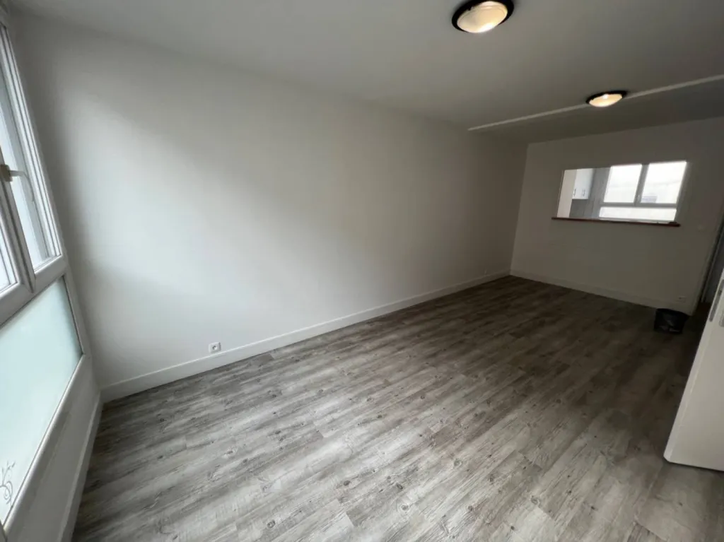 Trouver un artisan pour poser un sol PVC dans une pièce avec découpes proche Le Havre