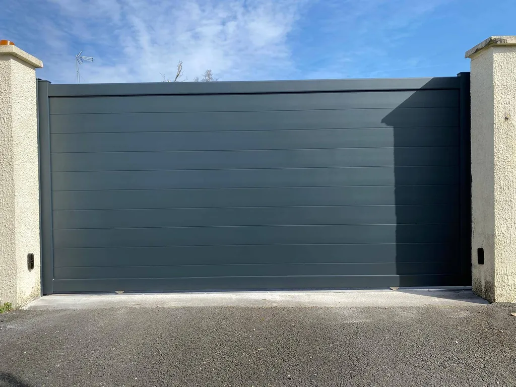 Pose d'un portail coulissant en aluminium gris anthracite sur mesure