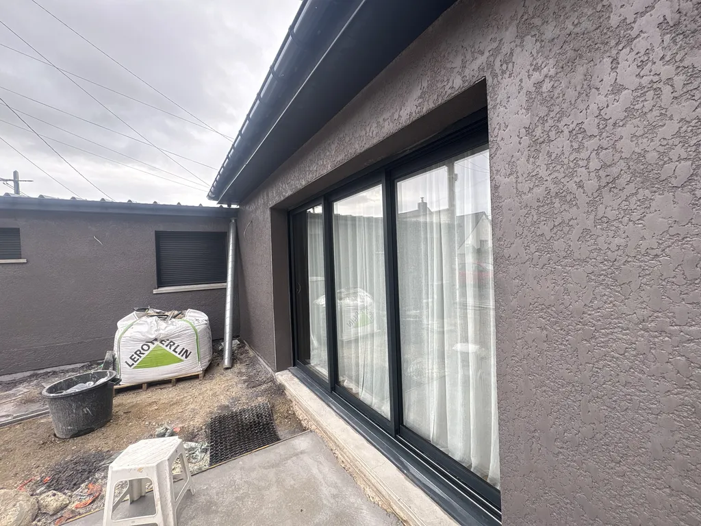 Réaliser un ravalement avec un enduit projeté finition écrasée sur une maison sanvicaise, Le Havre 76