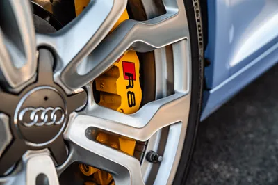 Lavage extérieur professionnel haut de gamme pour une voiture éclatante protégée durablement grâce au detailing auto premium