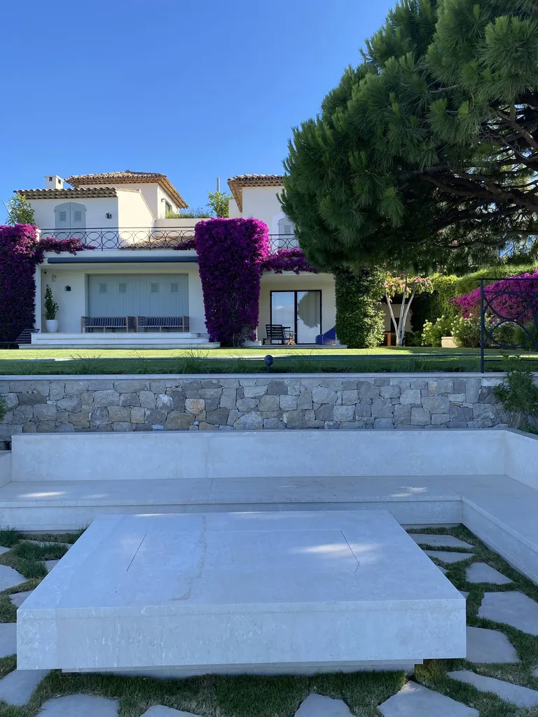 Braséro, banquettes et escalier en Botticcino au Cannet