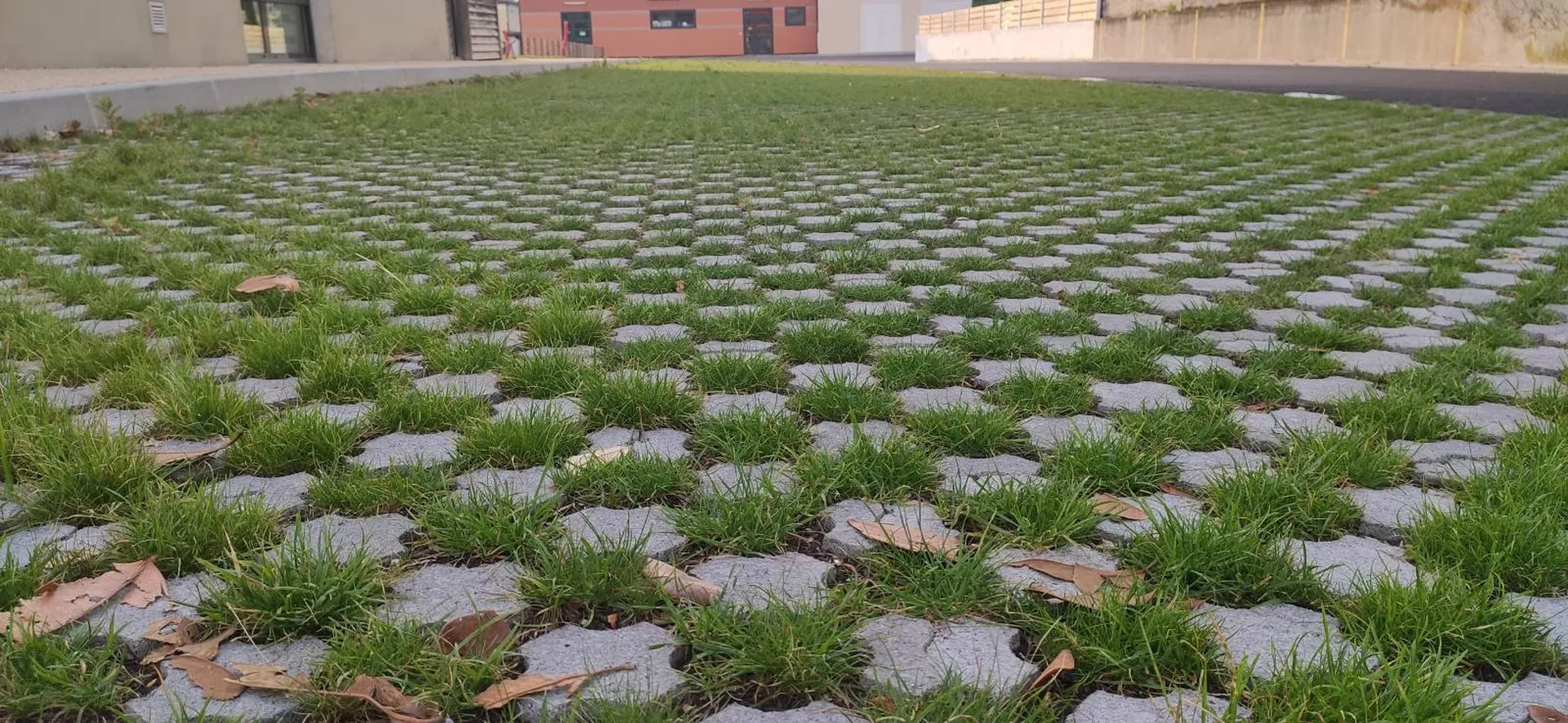 Désimperméabilisation des sol dalles gazonnées perméables parking