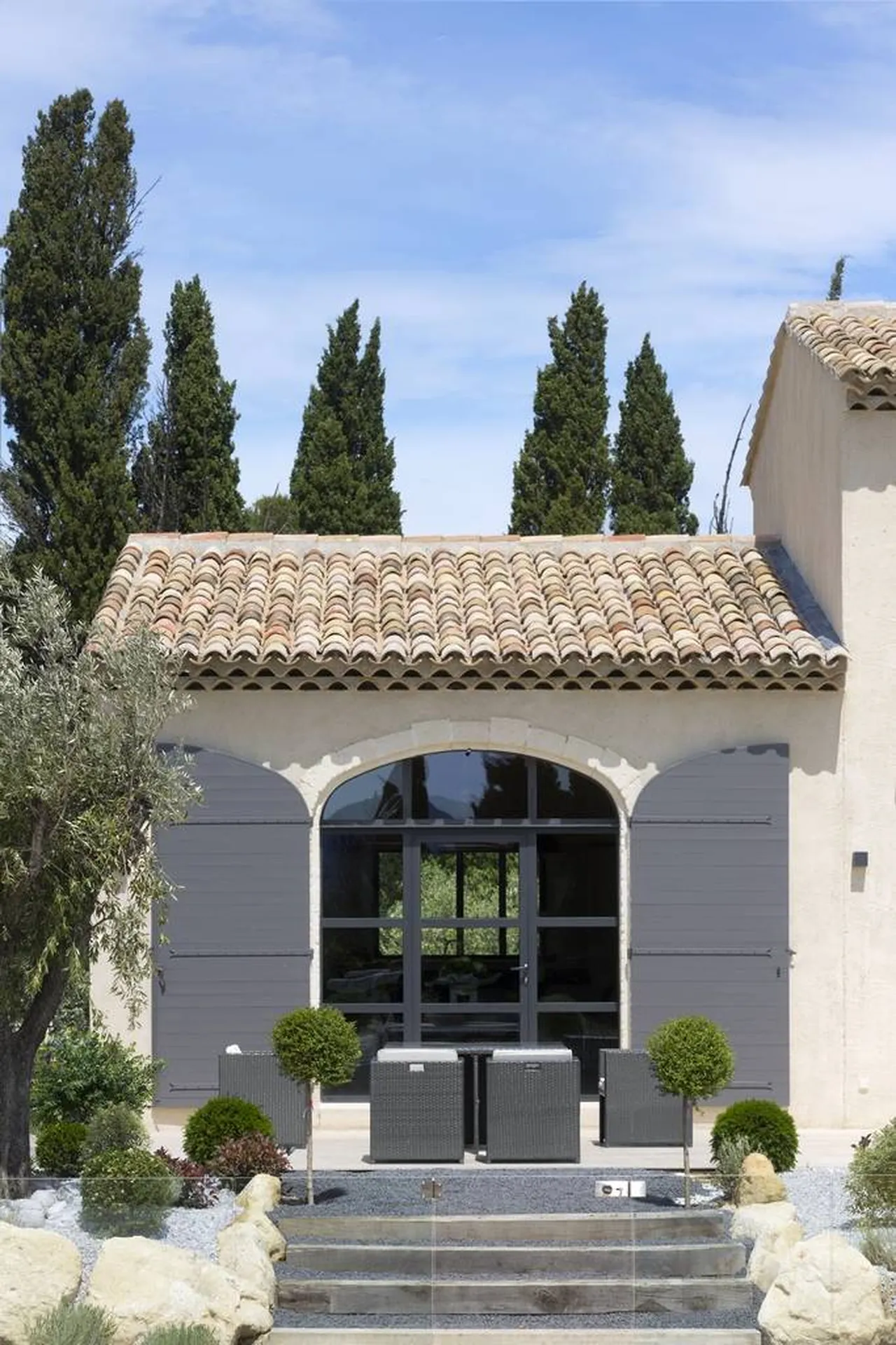 Tuiles anciennes de récupération sur les génoises et la toiture d'une construction de maison individuelle dans les bouches du Rhône