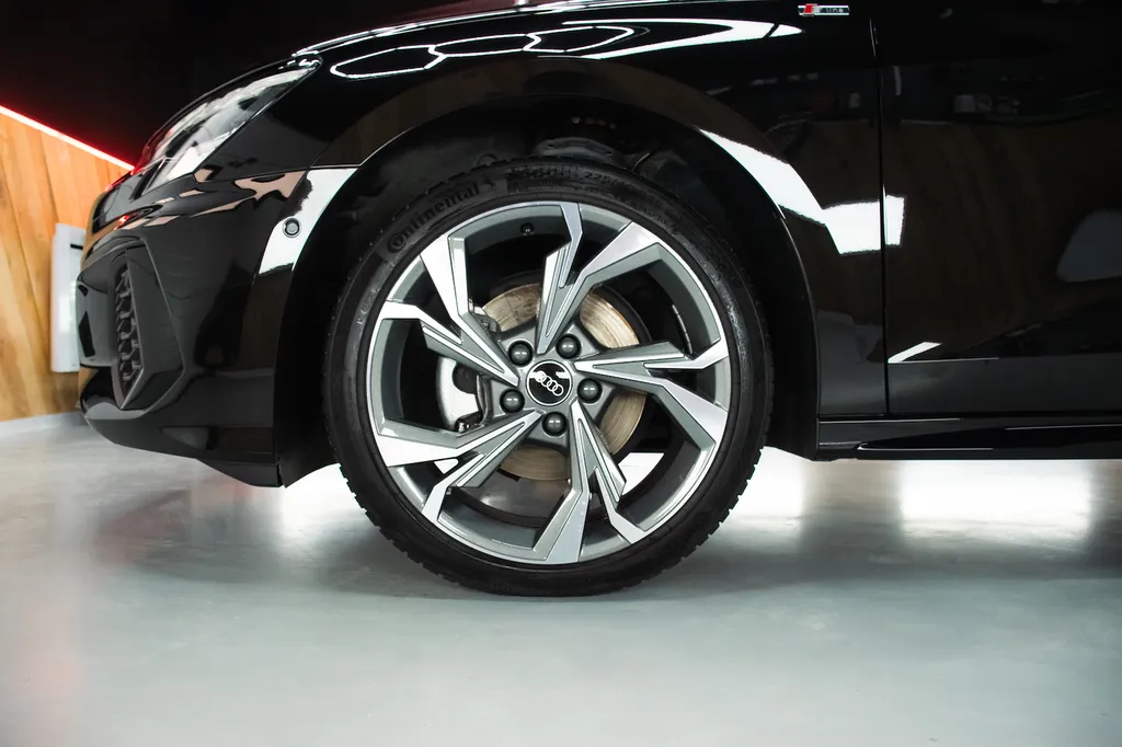 Traitement céramique Gtechniq Crystal Serum Light sur Audi A3 neuve à Senlis