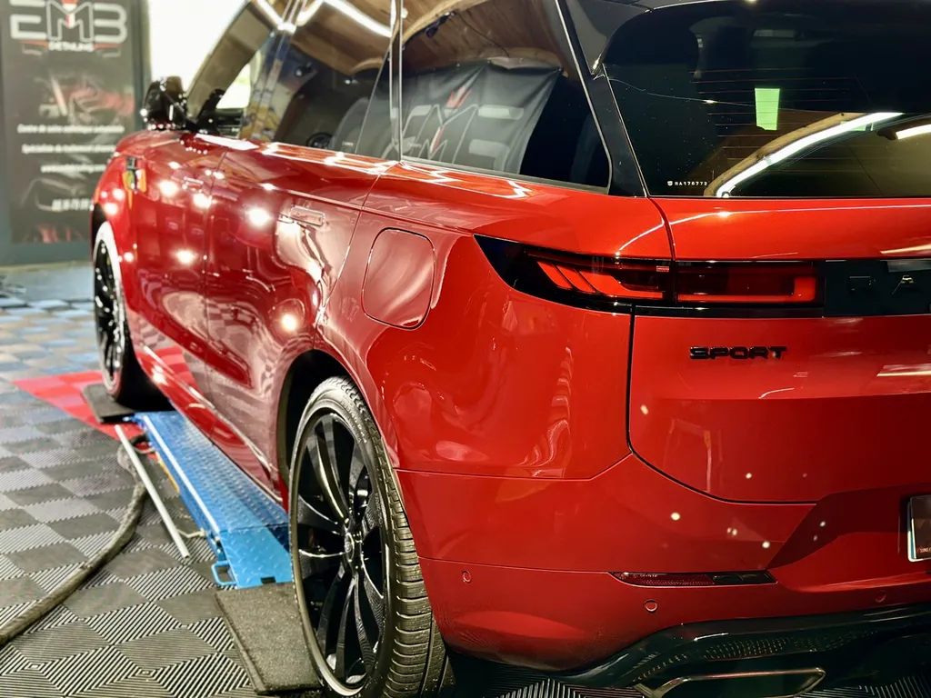 Polissage rénovation carrosserie spécialiste du traitement céramique sur lyon Range Rover sport 