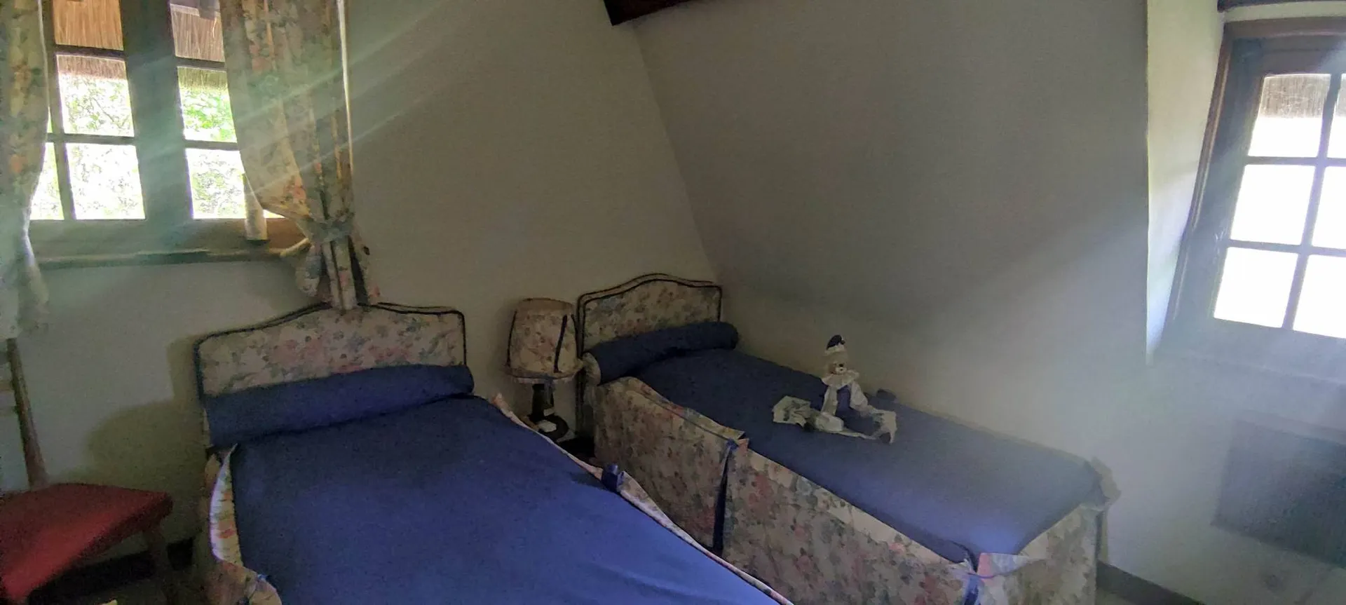 À vendre, proche de DEAUVILLE (14800) et de PONT-L'ÉVEQUE (14130), authentique chaumière normande avec son moulin à eau nichée dans un parc de plus de 9 000 m².