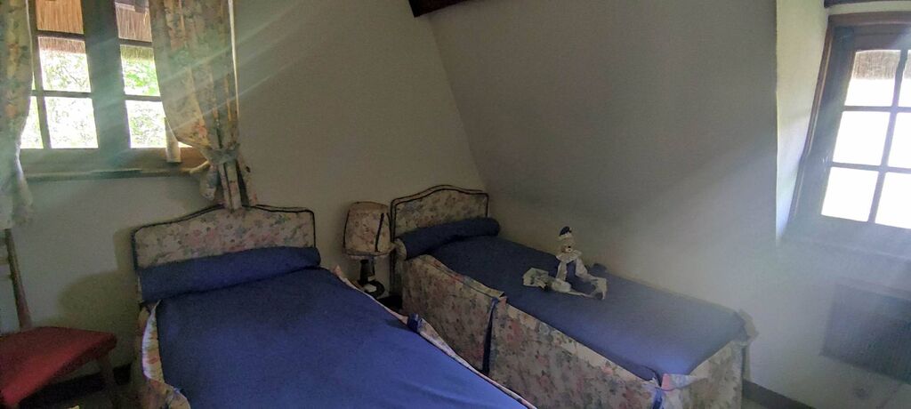 À vendre, proche de DEAUVILLE (14800) et de PONT-L'ÉVEQUE (14130), authentique chaumière normande avec son moulin à eau nichée dans un parc de plus de 9 000 m².