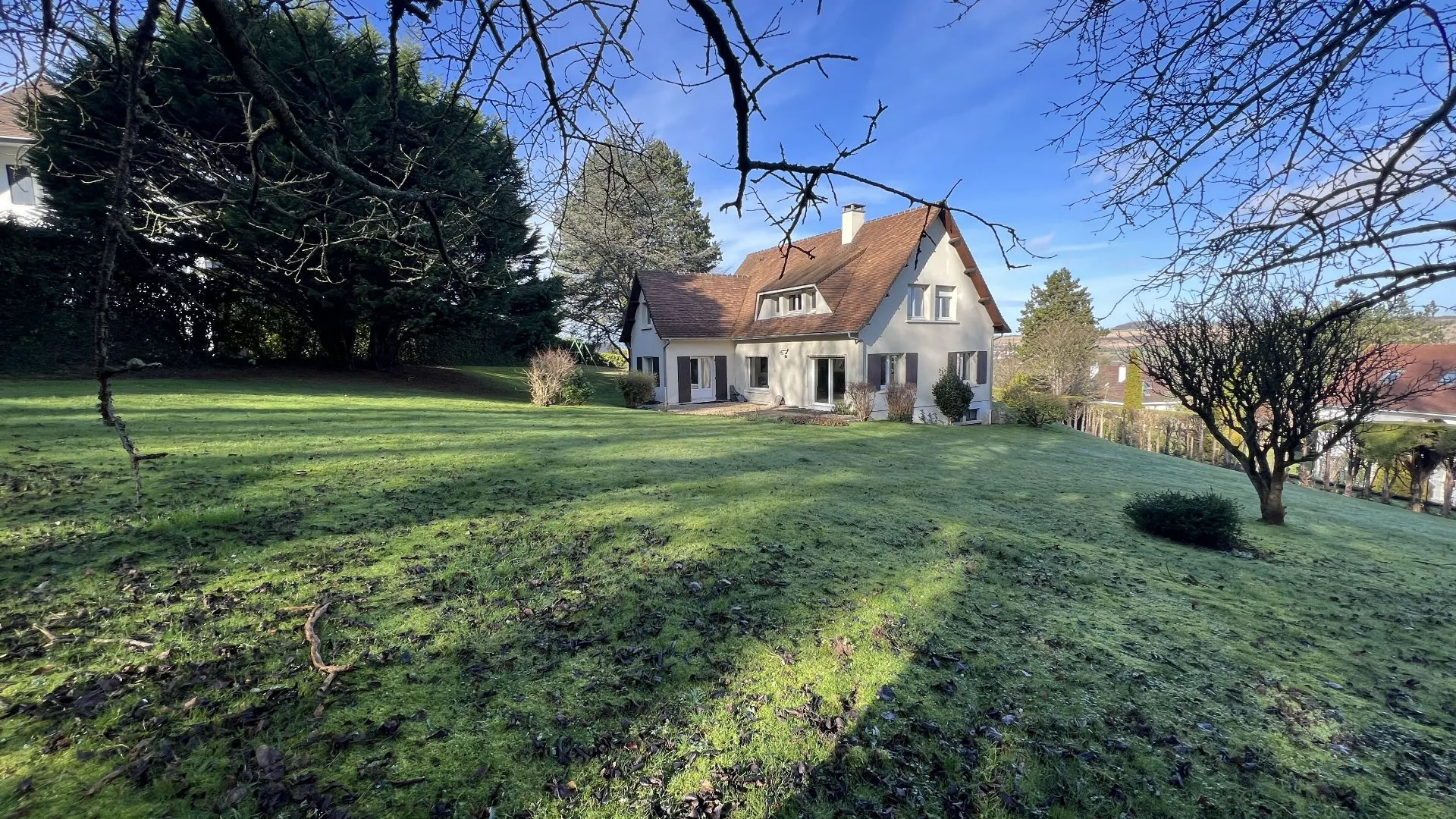 Maison d'Architecte, située à pont-et-Marais de 197 m², Parc paysager de 2 552 m² avec bois privatif