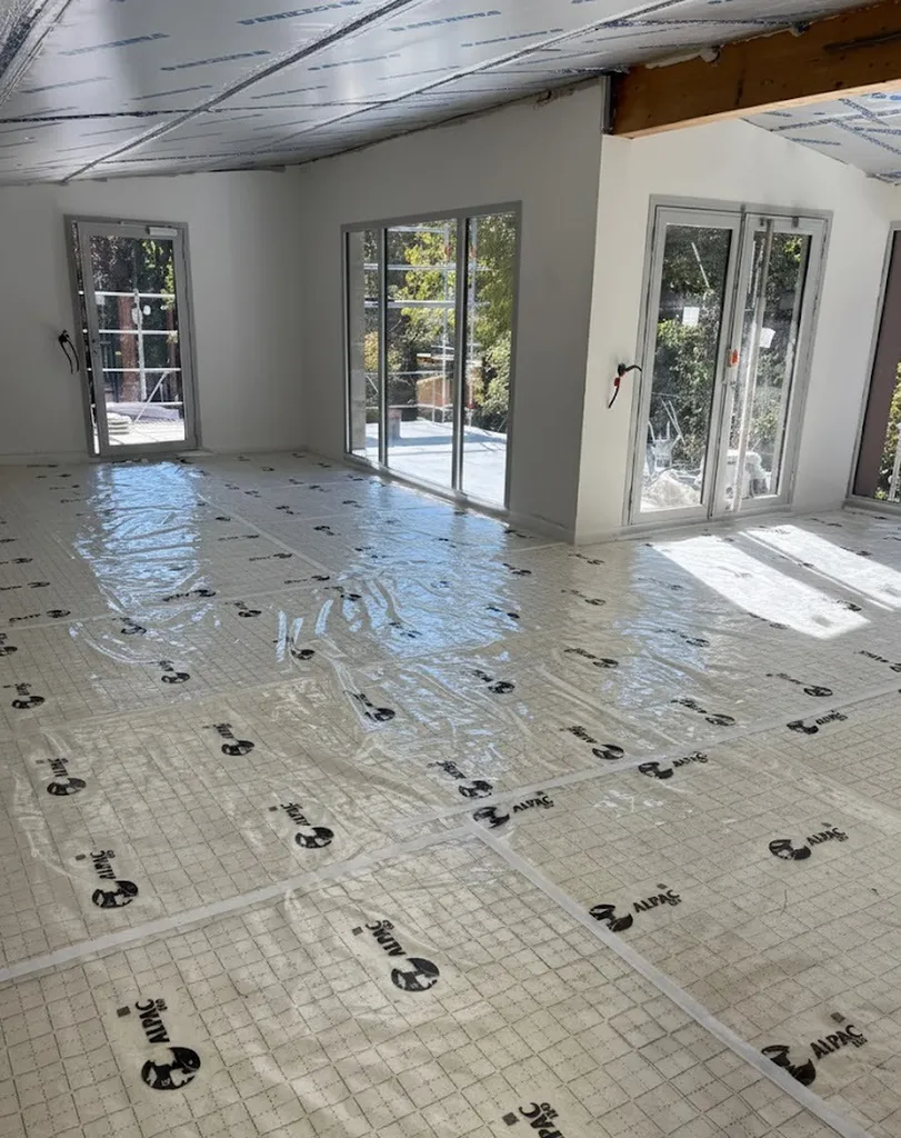 Isolation de sol par mousse polyuréthane projetée certifiée QB 23 en construction neuve a Thonon en Haute Savoie