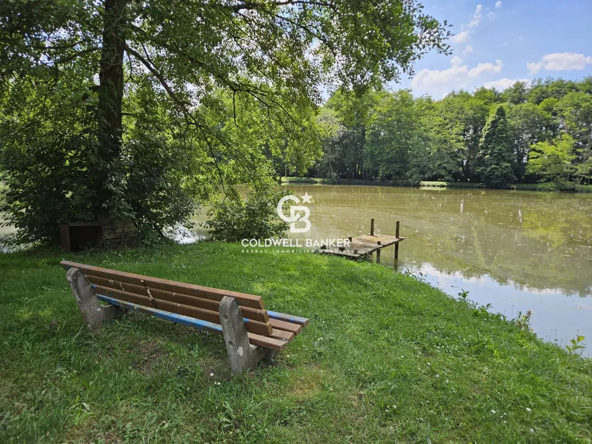 Cadre paisible et verdoyant, à proximité des commodités et des grands axes, propice à un quotidien serein et raffiné.