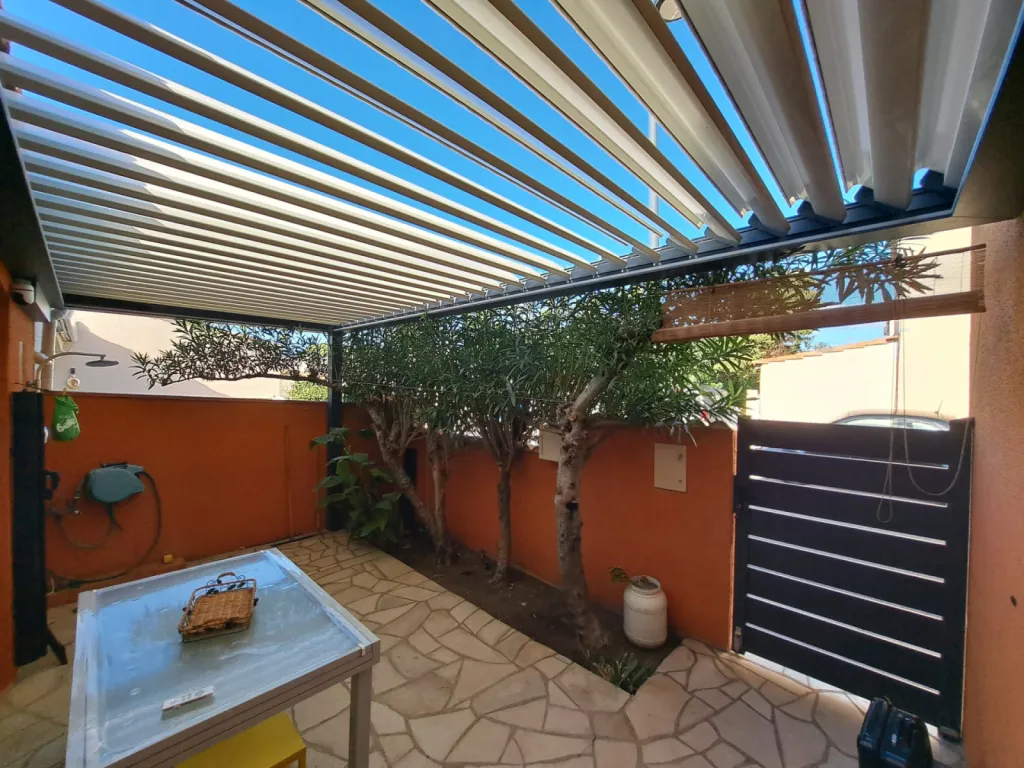 Pergola bioclimatique aluminium RAL 7016 avec lames blanches à Sète (5800 x 2500)