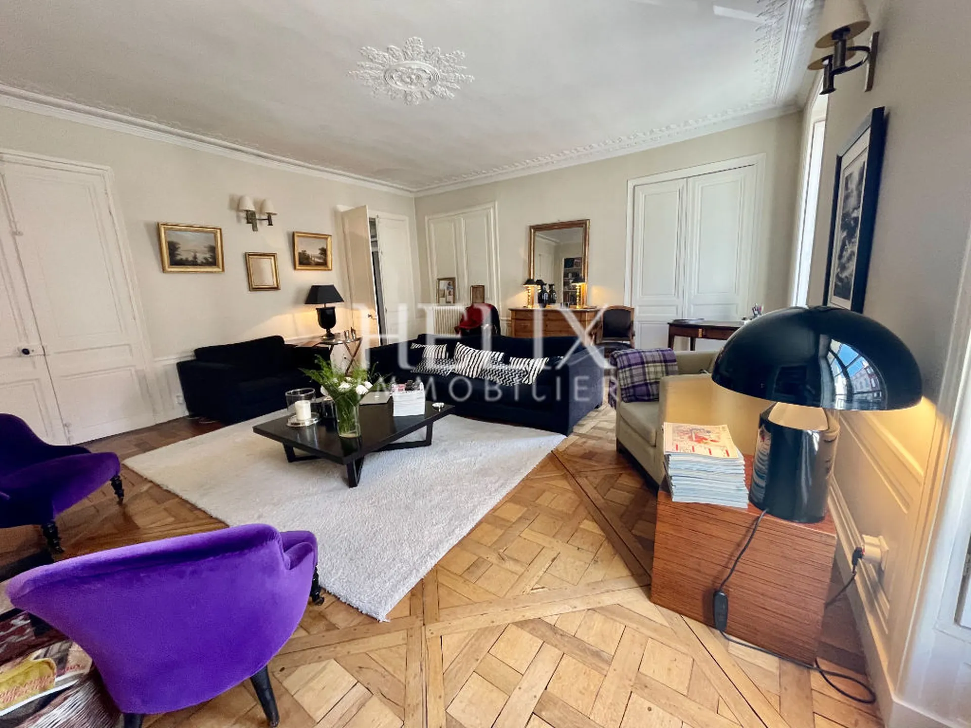 Rare dans la rue de Lorraine un appartement ancien avec cheminée, parquet, moulures et un garage