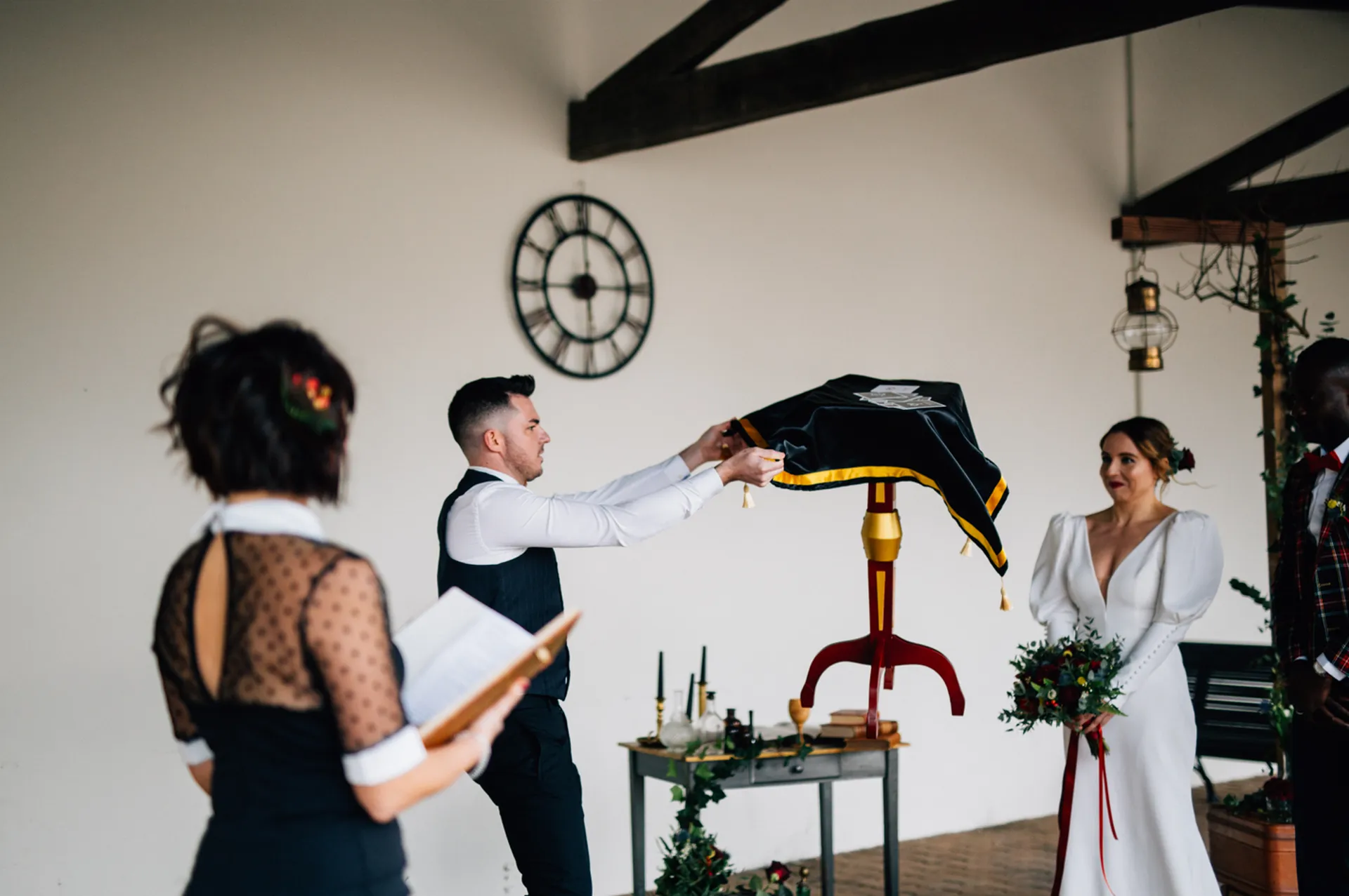 La magie au cœur de votre mariage : l'art de surprendre avec un magicien selon vos wedding planner en Gironde et Dordogne