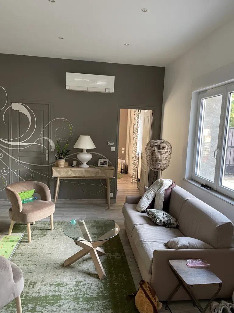 Salon avant rénovation avec agencement ancien nécessitant une modernisation complète dans cette maison à Fareins