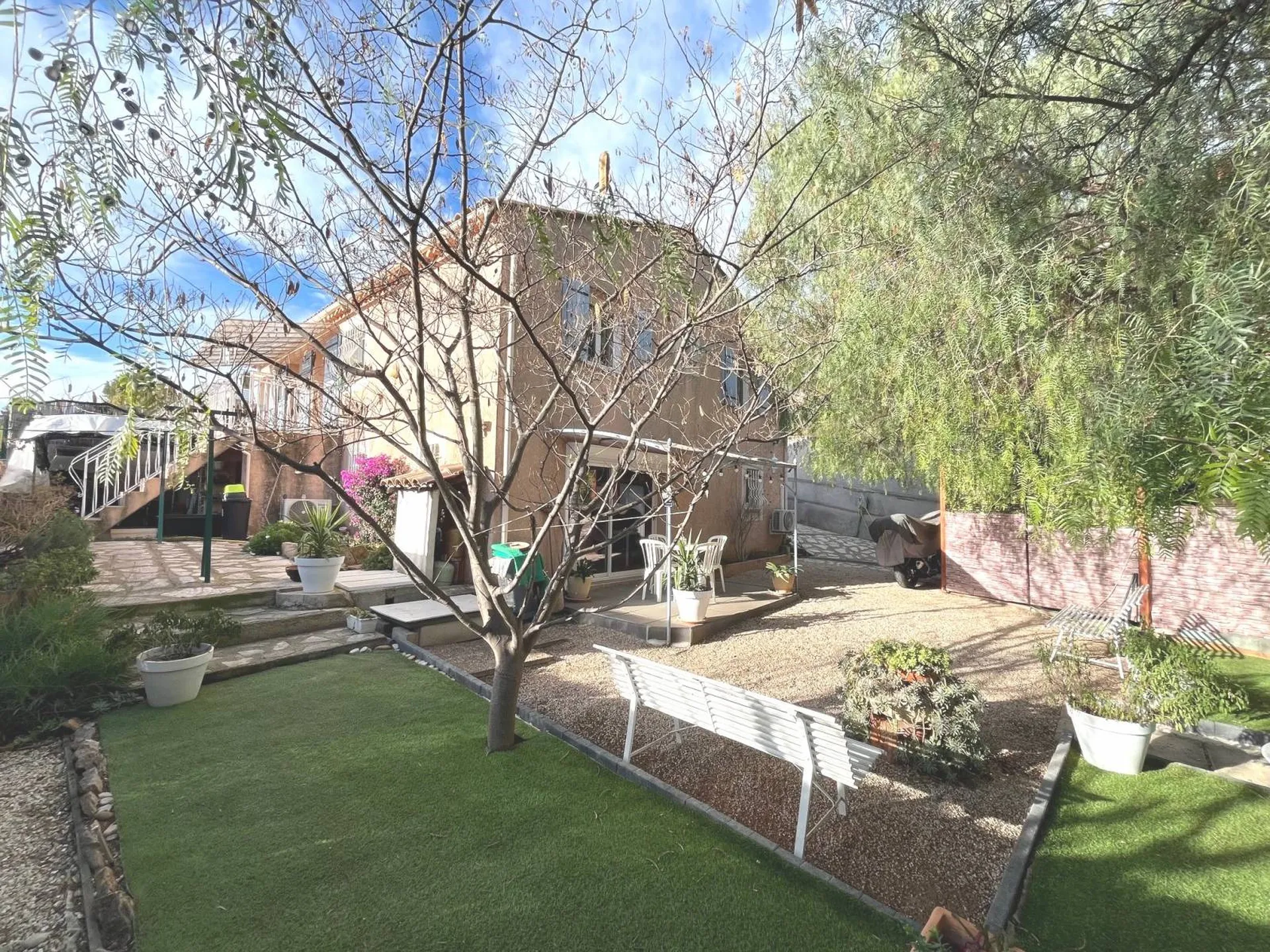 A VENDRE MAISON La Ciotat comprenant 3 logements terrain paysager avec piscine et cuisine d'été