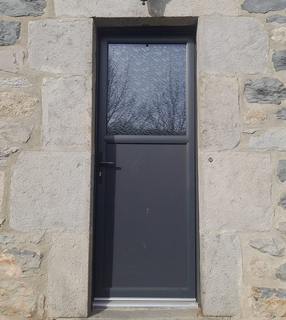 pose d'une porte d'entrée en PVC Bouvet par 3 Baies à Romans-sur-Isère dans la Drôme (26)