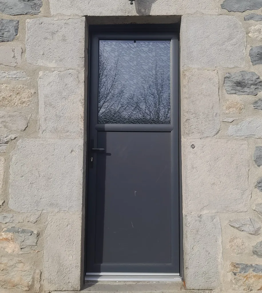 pose d'une porte d'entrée en PVC Bouvet par 3 Baies à Romans-sur-Isère dans la Drôme (26)