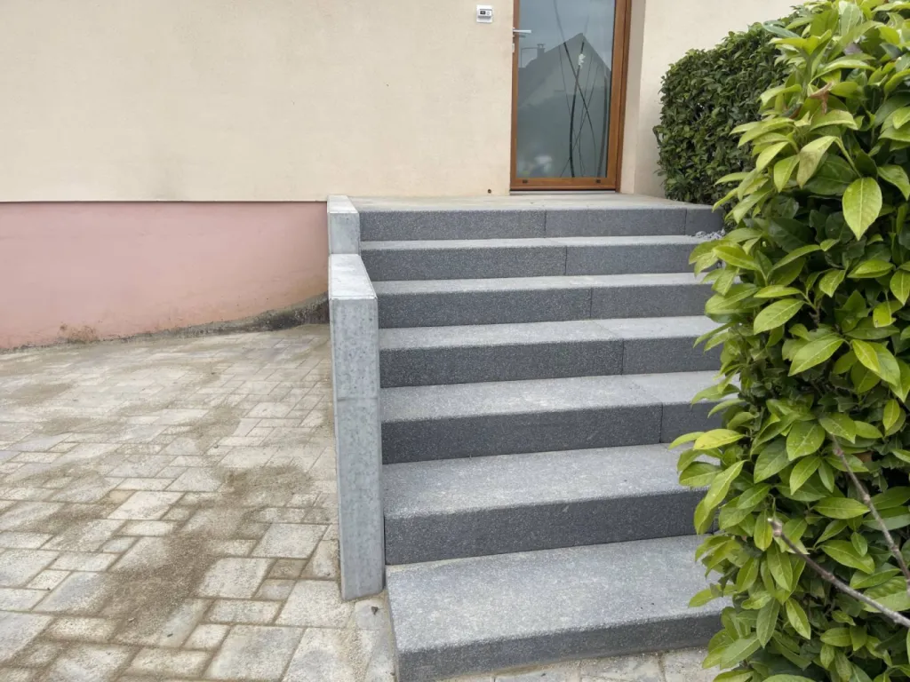 Pose de marches-Blocs Anthracite pour réaliser un escalier extérieur à Obernai, près de Strasbourg
