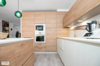 Cuisine Armony KAPPA-X White Mat et RHO CRETA Bois avec Plan Dekton Zenith à Toulouse – Design Moderne et Convivialité
