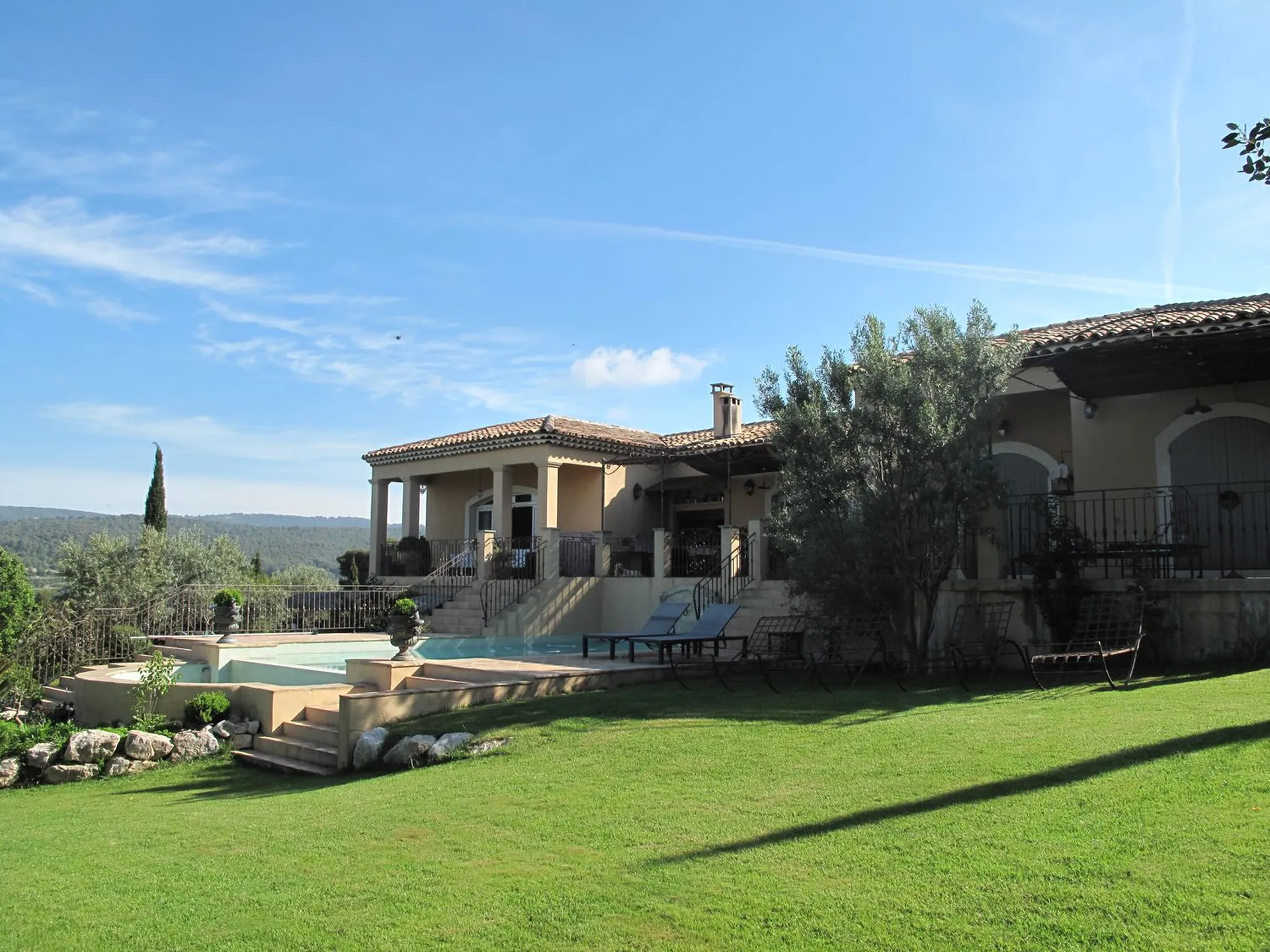    Cassis - Superbe villa 7 pièces dans un environnement privilégié avec prestations de luxe, piscine, garage et dépendances