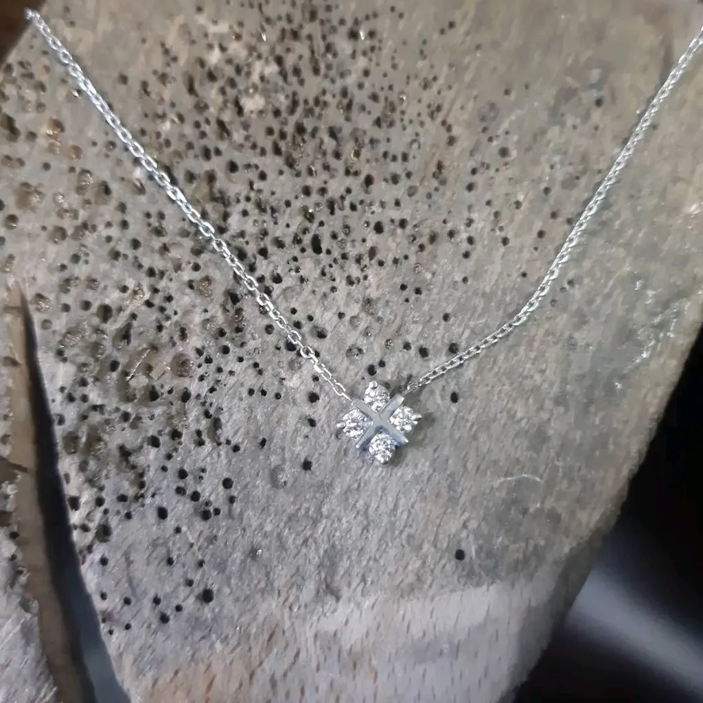 Collier-pendentif diamants: création sur mesure 