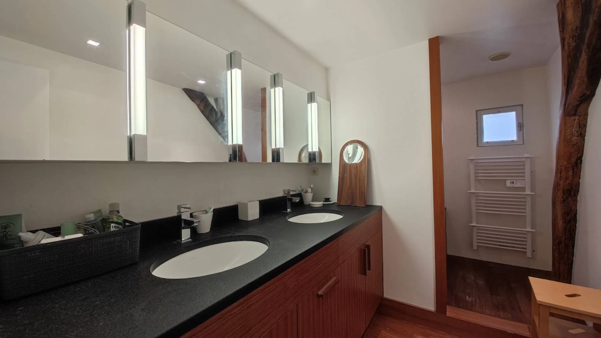 Vends : Chambres Spacieuses - Cinq chambres spacieuses offrant confort et intimité à chacun de ses occupants.