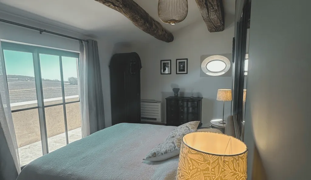 The Suite Bénézet : A luxurious and intimate retreat awaits in Provence with authentic charm, modern comfort and breathtaking vistas over the surrounding landscape.