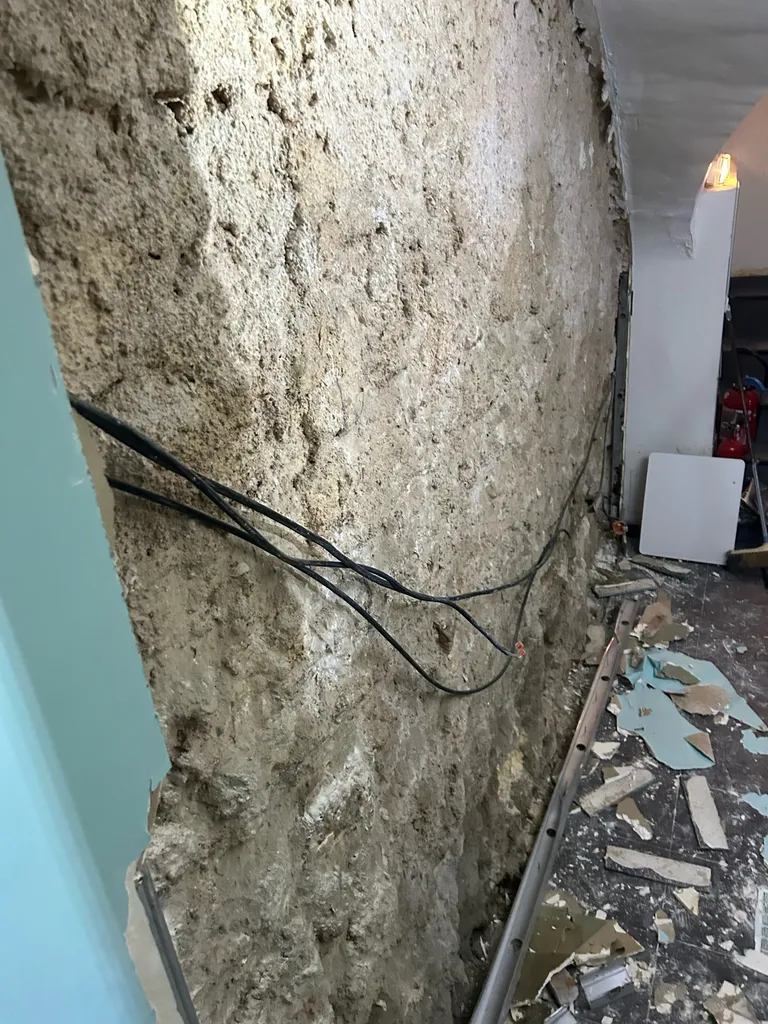 Expert électricien à Eygalières pour la mise en sécurité électrique de votre habitat grâce à l'installation de disjoncteurs différentiels Schneider et la mise aux normes.
