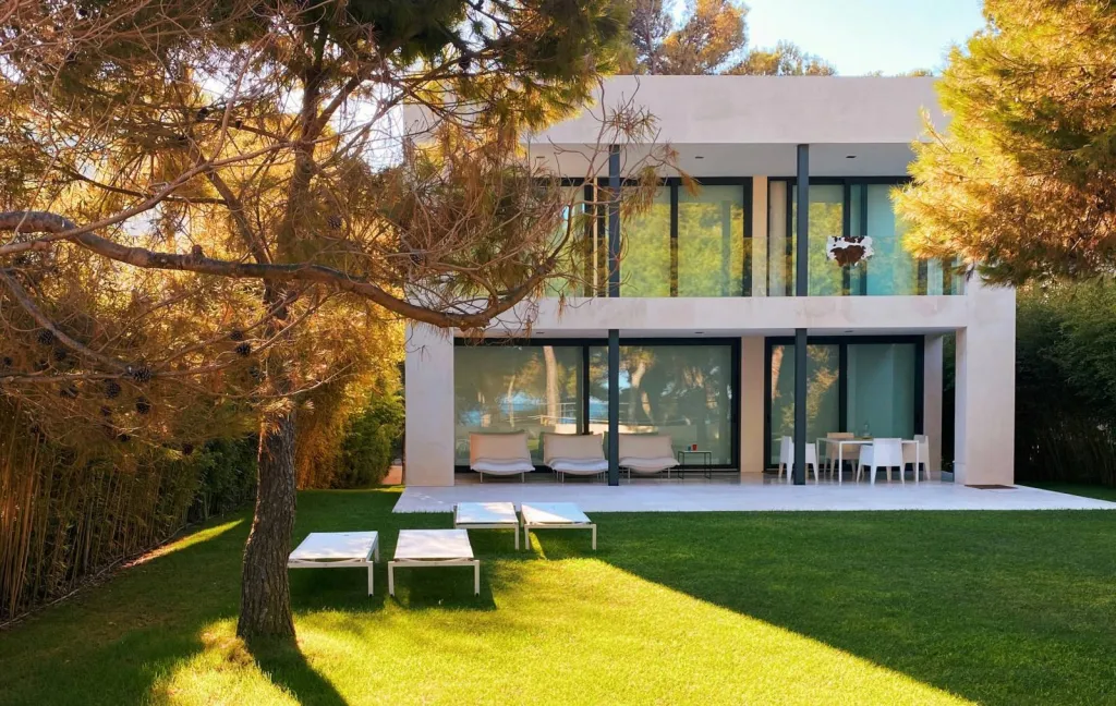 Spécialiste en amenagement de jardin avec gazon synthetique dans les Alpilles