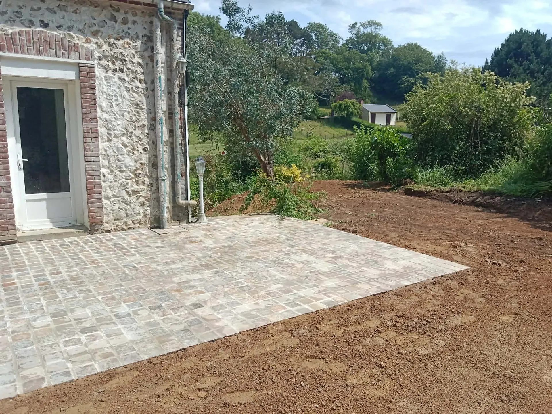 Terrasse extérieur en béton recouverte pavés d’inde kandla dans les environs de Thiergeville Seine-Maritime