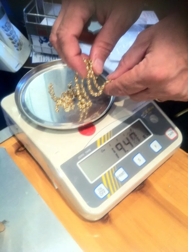 pesée devant vous de vos bijoux