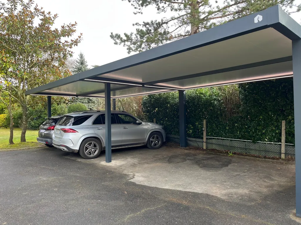 Installation d'un carport aluminium autoportant Tschoeppe à Ajaccio et en Corse-du-Sud : structure sans appui mural, sur mesure pour protéger votre véhicule toute l'année
