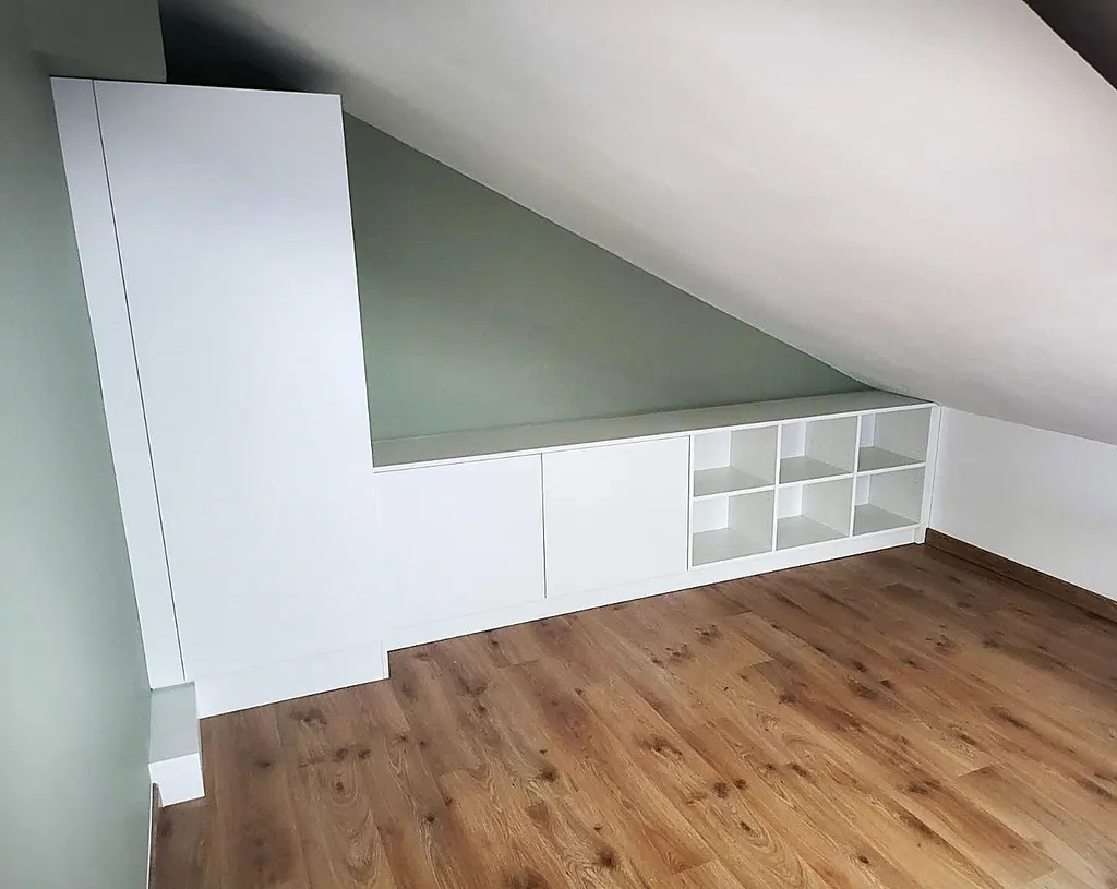Conception et installation d'un placard sous pente en mélaminé blanc proche de Lyon