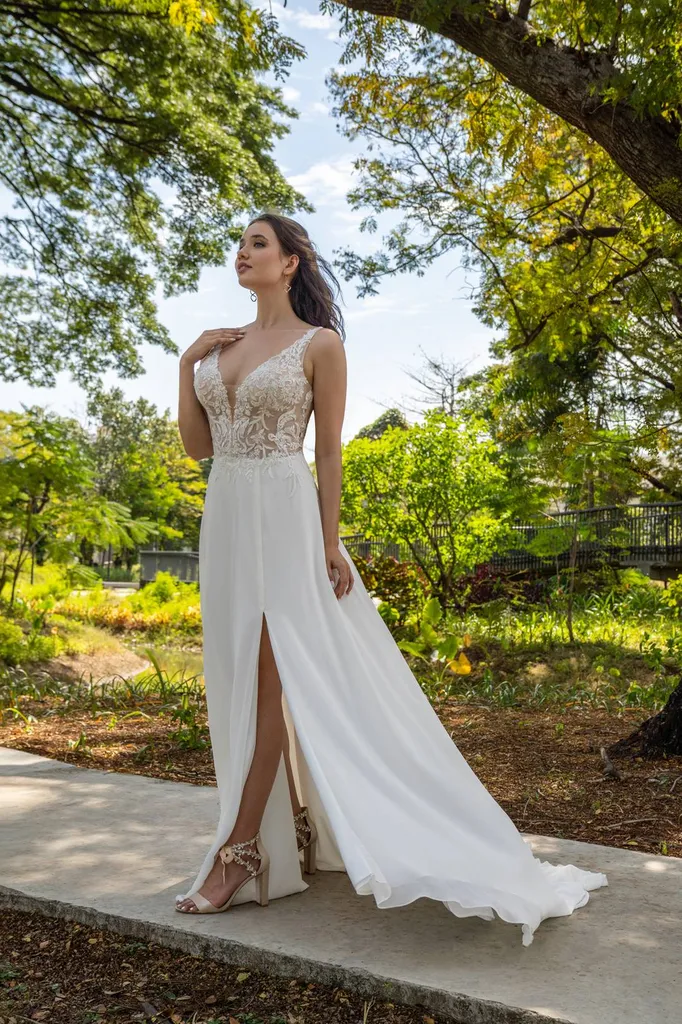 Robe de mariée fluide en dentelle avec fente élégante Marseille