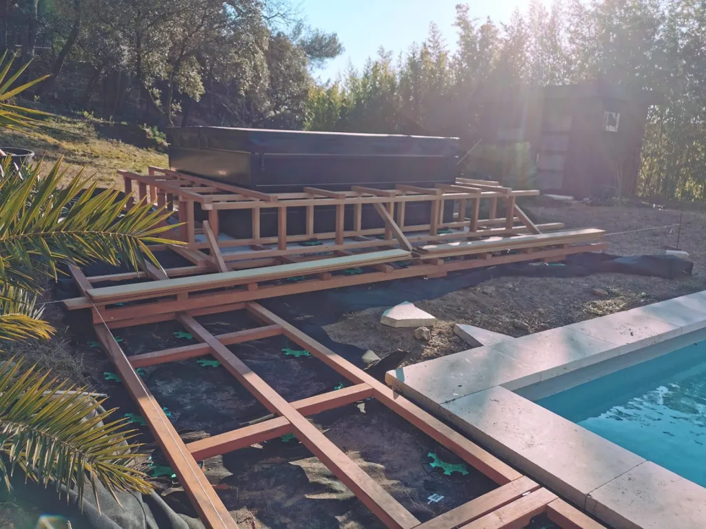 Installation d’un spa Napoli Luxe sur terrasse bois paysagée