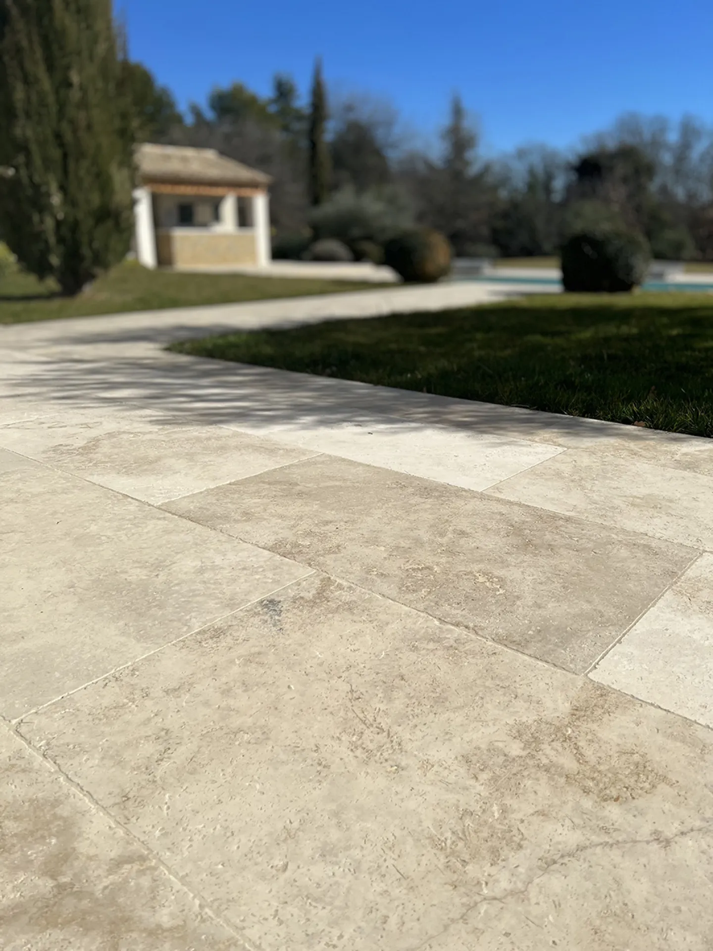 Pour un aménagement extérieur élégant, optez pour notre travertin Classic, en vente exclusive dans nos showrooms de carrelage à Franqueville-Saint-Pierre et Dieppe.