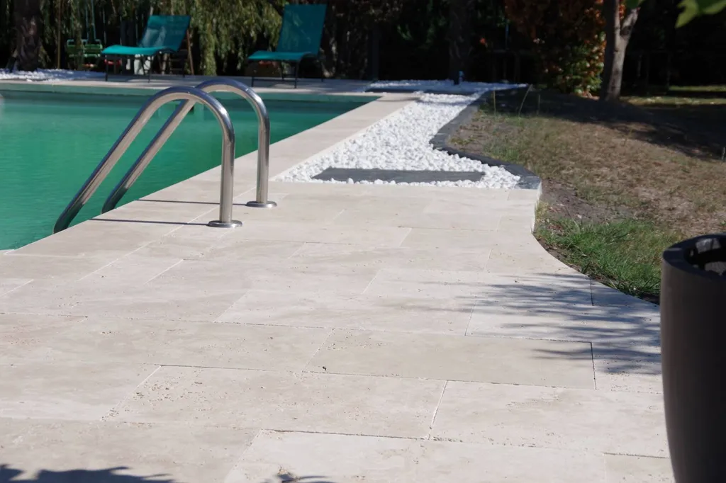 Dallage travertin beige épaisseur 3 cm sur Ambarès et Lagrave