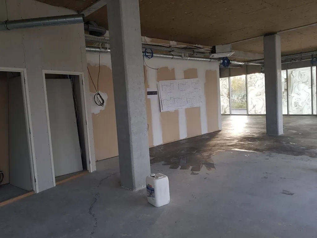 Application d'un ragréage autolissant dans des futurs bureaux sur Floirac