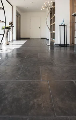 Cèdre Dark – Pierre marbrière noire et feuille d’automne pour sols et dallages intérieurs et extérieurs